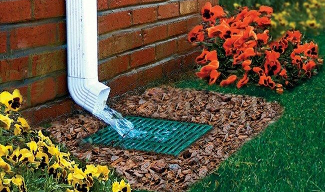 Landscape drainage with grate